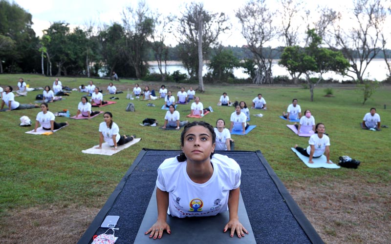 Peserta melakukan gerakan yoga bersama saat perayaan Hari Yoga Internasional 2021 di Pulau Nusa Dharma, Nusa Dua, Badung, Bali, Minggu (20/6/2021).