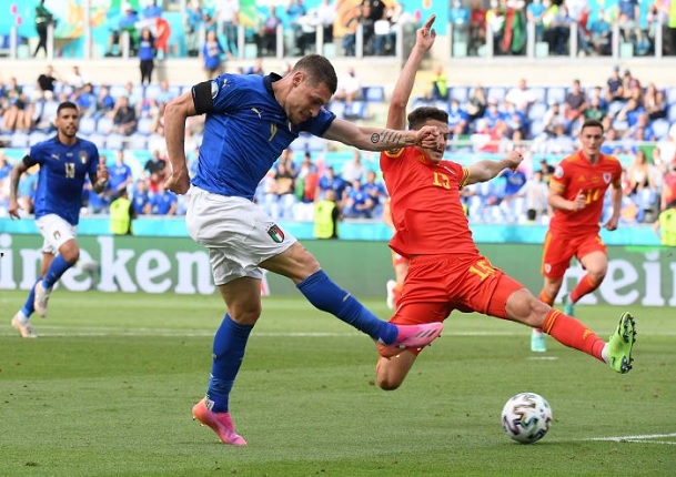 21- Italia-wales Timna Italia memuncaki klasemen Grup A setelah menang 1-0 atas Wales pada laga pamungkas penyisihan grup Piala Eropa 2020 di Stadion Olimpico Roma, Senin (21/6/2021). (Foto: Reuters)