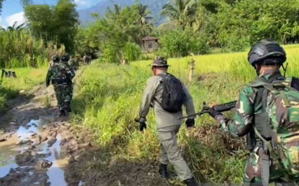 28- Satgas Madago Satgas Madago Raya menyisir lokasi usai kontak tembak dengan kelompok teroris MIT Poso. (Foto: Antara)