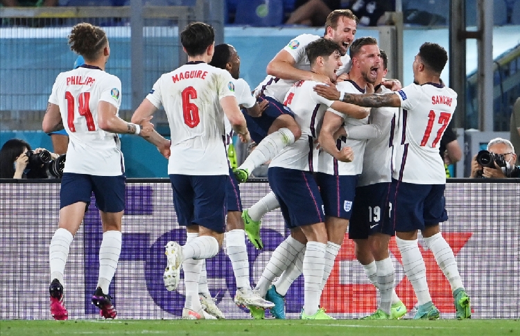 Inggris vs Ukraina Timnas Inggris menang telak 4-0 atas Ukraina di perempat final Euro 2020. Hasil ini membuat Inggris melaju ke semifinal Euro 2020. (foto: Reuters)