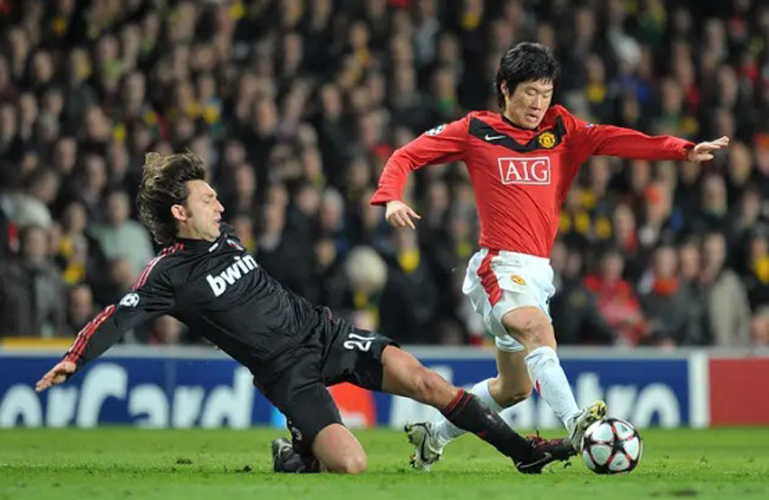 Park Ji sung Mantan Gelandang MU Park Ji-sung berduel dengan pemain AC Milan Andrea Pirlo di Liga Champions 2009/2010. (Foto: Sport Bible)