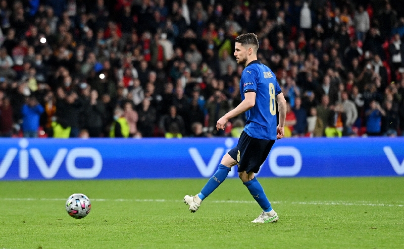 Timnas Italia melaju ke final Euro 2020 usai menang adu penalti atas Spanyol. Gelandang Italia, Jorginho menjadi penendang penentu kemenangan Italia. (foto: Reuters)