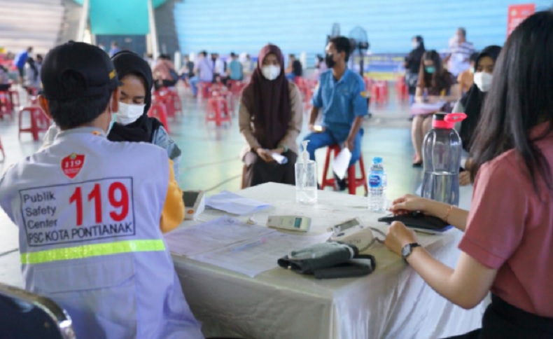 Vaksinasi Covid-19 di GOR Pangsuma, Kota Pontianak. (Foto: Antara)