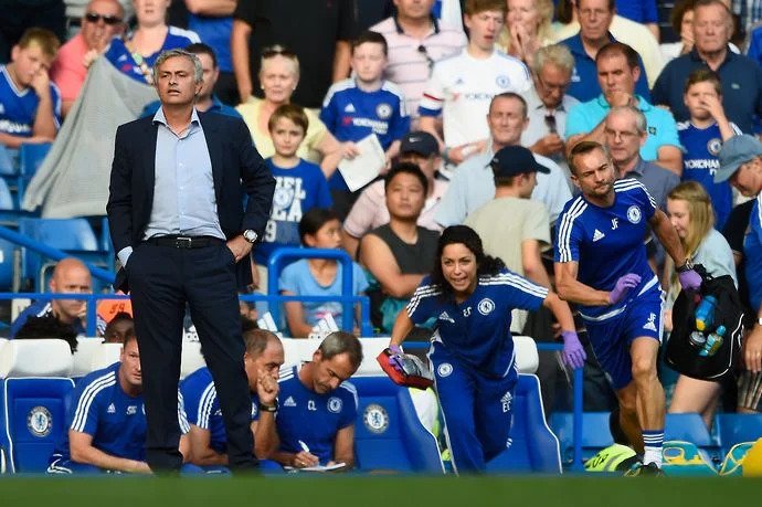 Eva Carneiro Eva Carneiro saat menjadi dokter Tim Chelsea. Dia pernah bertengkar dengan Jose Mourinho di tahun 2015 (foto: Give Me Sport)