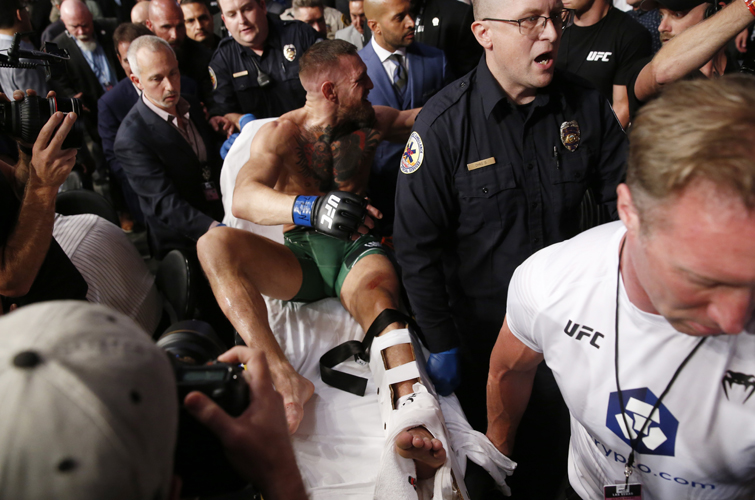 Pemandangan super ngilu terjadi di UFC 264, Minggu (11/7/2021) siang WIB. Kaki Conor McGregor patah saat berhadapan dengan Dustin Poirier. (Foto: Reuters)