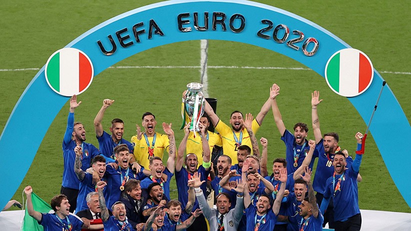 Roberto Mancini dan skuad Italia juara Euro 2020 (foto: Reuters)