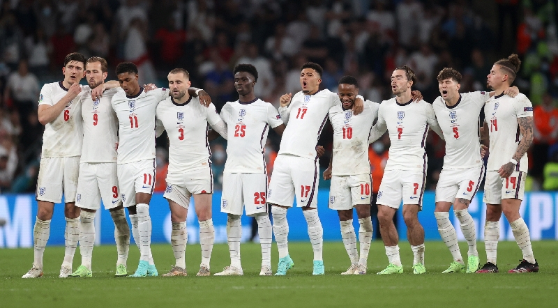 Inggris kalah dari Italia di final Euro 2020. Pemain Inggris juga dikecam oleh para fans karena melepas medali sebelum turun panggung. (foto: REUTERS)