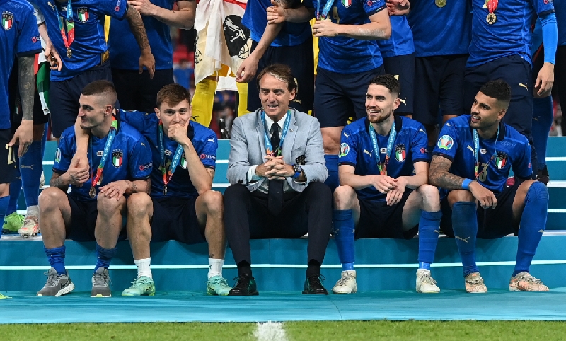 Roberto Mancini dan skuad Italia juara Euro 2020 (foto: Reuters)