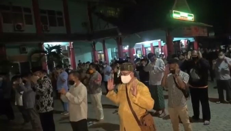 salat jenazah kadinkes brebes Sejumlah pegawai Dinkes dan kerabat keluarga melaksanakan sholat jenazah di halaman RSUD Brebes. (iNews/Yunibar)