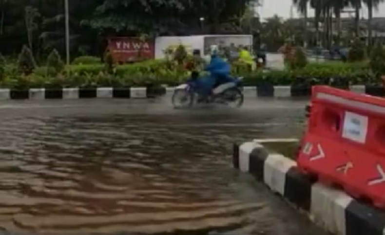 Jalan Achmad Yani, Kota Pontianak tergenang banjir, Rabu (14/7/2021) pagi. (Foto: Satlantas Polresta Pontianak)