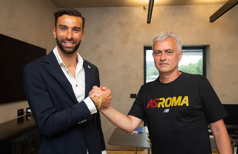 Rui Patricio Kiper Portugal Rui Patricio resmi bergabung dengan AS Roma pada Rabu (14/7/2021) dini hari WIB. Dia mengaku tak sabar dilatih Jose Mourinho.(Foto: @OfficialASRoma)