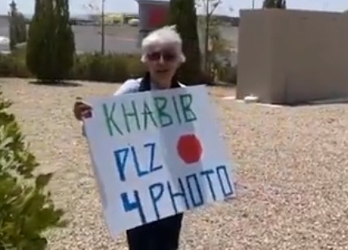 Nenek 66 Tahun Panas-Panasan Demi Foto Bareng Khabib, Endingnya Bahagia