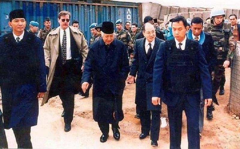 Letjen TNI (Purn) Sjafrie Sjamsoeddin mengawal Presiden Soeharto saat kunjungan ke Sarajevo, Ibu Kota Bosnia Herzegovina tahun 1995. (Foto: Istimewa)
