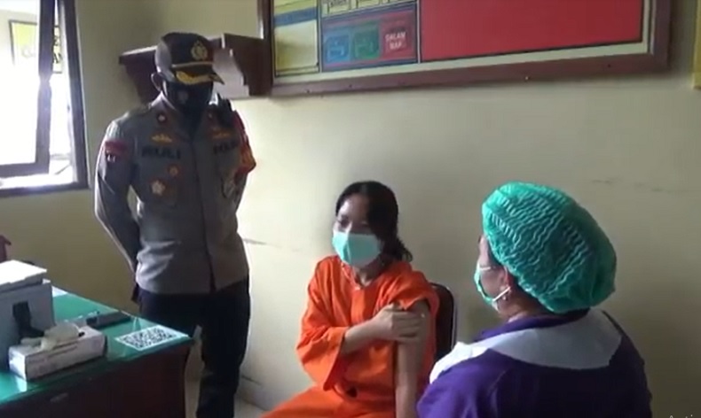 Tahanan perempuan di Polsek Abiansemal, Badung menjalankan vaksinasi Covid-19. (Foto: iNews/Bagus Alit)