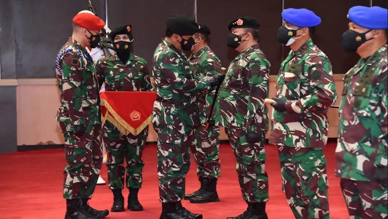 Panglima TNI Marsekal TNI Hadi Tjahjanto memimpin sertijab sejumlah perwira tinggi di Mabes TNI Cilangkap, Jakarta Timur, Jumat (23/7/2021). (Foto: Puspen TNI).