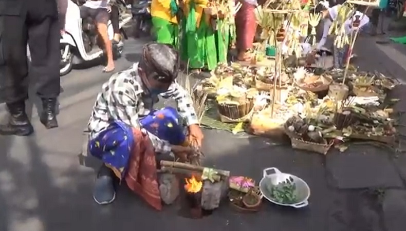Mecaru2 Upacara Mecaru di lokasi tewasnya Gede Budiarsana di Denpasar, Bali, Kamis (29/7/2021). (Foto: iNews/Aris Wiyanto)