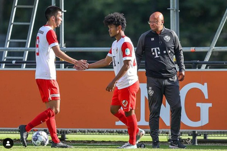 Debut Amiruddin Bagus Kahfi di Jong Utrecht berakhir dengan kekalahan. Mantan striker Timnas Indonesia U-19 itu langsung mengunggah pesan emosional di Instagram. (Foto: Instagram @baguskahfiii)