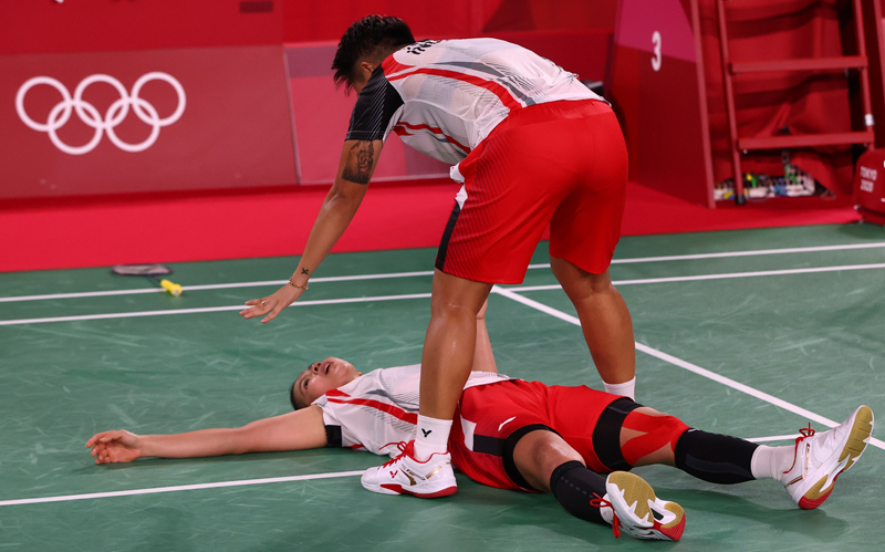 Greysia Polii/Apriyani Rahayu 1 Ganda putri Indonesia Greysia Polii dipapah keluar lapangan usai tembus semifinal Olimpiade Tokyo 2020. (Foto: Reuters)