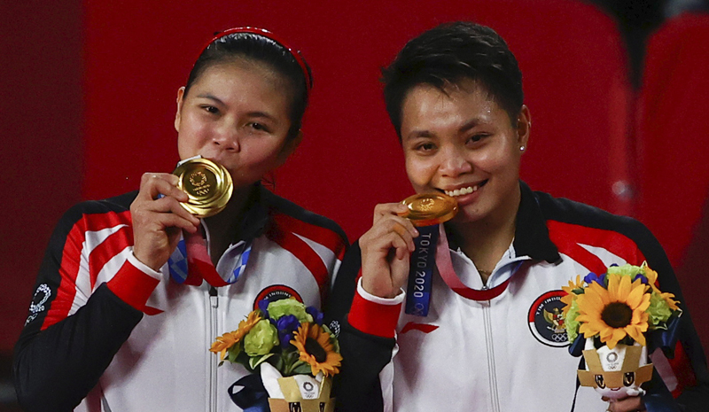 Greysia Polii/Apriyani Rahayu meraih medali emas Olimpiade Tokyo 2020. (Foto: Reuters)
