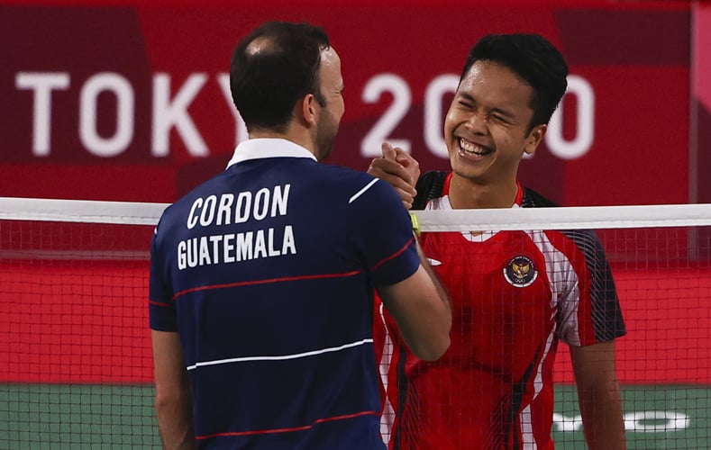 Tunggal putra Guatemala Kevin Cordon gagal raih perunggu di Olimpiade Tokyo 2020 lantaran dikalahkan wakil Indonesia Anthony Sinisuka Ginting 11-21 dan 13-21. (Foto: Reuters)