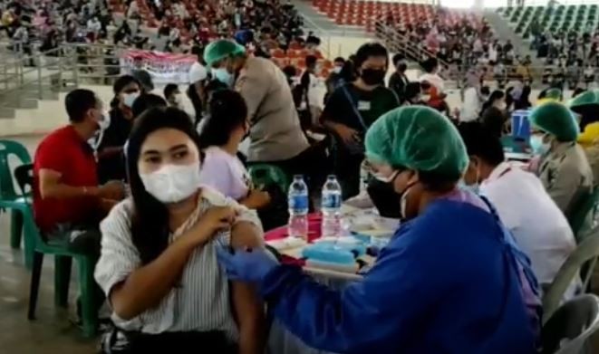 Warga Medan menerima vaksin dosis pertama pada gebyar vaksin presisi di Gedung Serbaguna yang berujung riccuh. (Foto: MNC Portal/Ahmad Ridwan nasution)