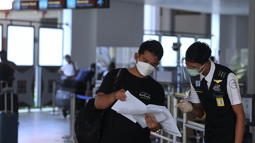 Pemeriksaan penumpang di Bandara Ngurah Rai. (Foto: Antara)