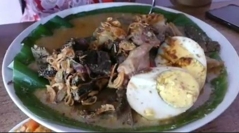 Kuliner nasi gandul makanan khas dari Kabupaten Pati. Foto: iNews/Septyantoro.