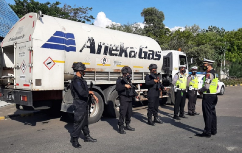 Oksigen Bali Personel Brimob Polda Bali mengawal distribusi oksigen medis ke rumah sakit rujukan Covid-19. (Foto: Polda Bali)