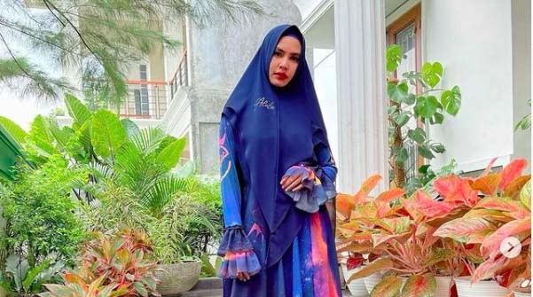 12 Kartika Putri Artis menikahi ustaz, Kartika Putri. (Foto: IG)