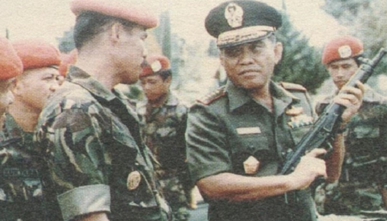 Panglima ABRI Jenderal TNI LB Moerdani bersama Sintong Pandjaitan . (Foto Repro Perjalanan Seorang Prajurit Para Komando).