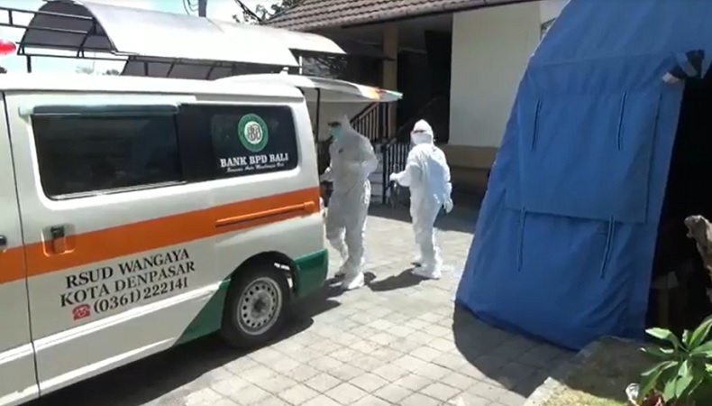 Jenazah Covid Bali Penanganan pasien Covid-19 meninggal di RSUD Wangaya Denpasar (Foto: iNews/Indira Arri)