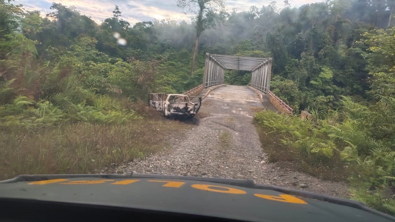 Mobil PT Indo Papua yang dibakar KKB. (Foto: iNews/Andrew).