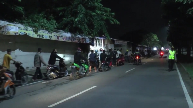 Balap liar Bandarlampung Pelaku balap liar di Bandarlampung dihukum dorong motor sejauh 4 km (Andres Afandi/MNC Portal)