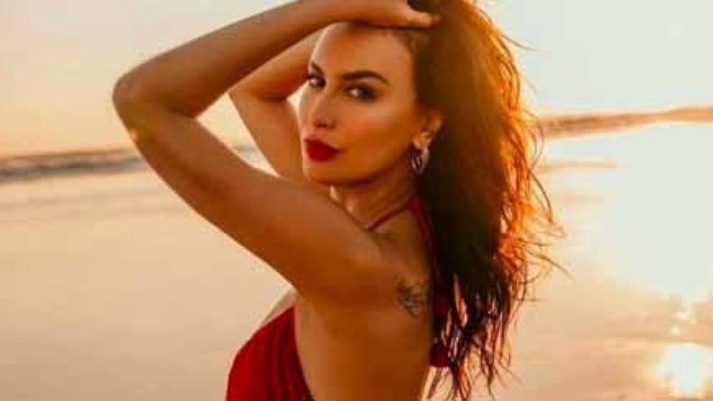 Sophia Latjuba unggah foto berpose seksi mengenakan dress merah di pantai. (Foto: Instagram)