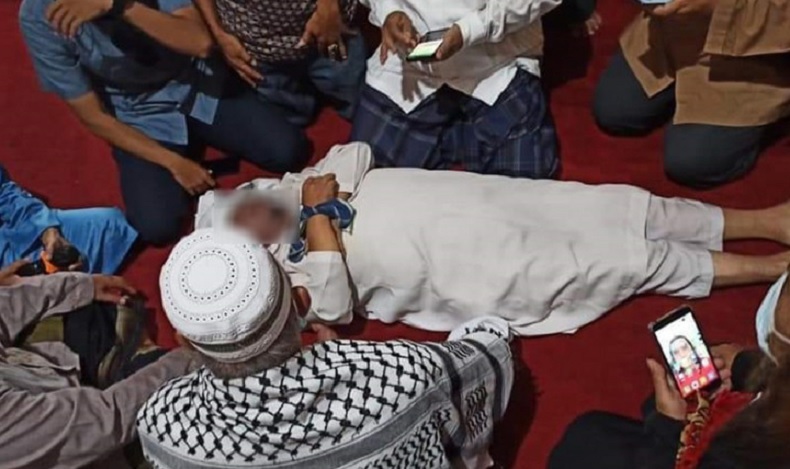 Jenazah Imam Masjid Raya Baitul Izzah Bengkulu, Puad Muzakar Siregar yang meninggal saat khutbah Salat Jumat (27/8/2021). (Foto: Antara)