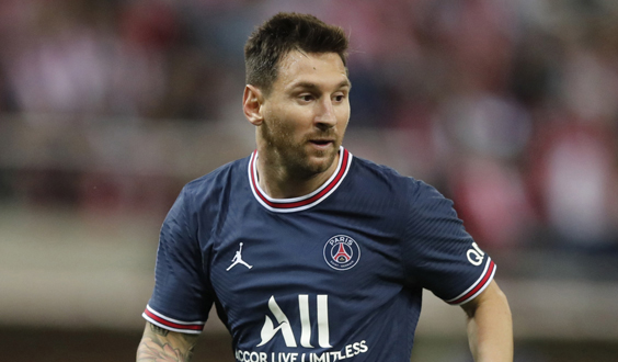 Bintang Paris Saint-Germain (PSG) Lionel Messi menolak untuk tukar jersey dengan pemain Reims Mitchell van Bergen. (Foto: REUTERS/Benoit Tessier)
