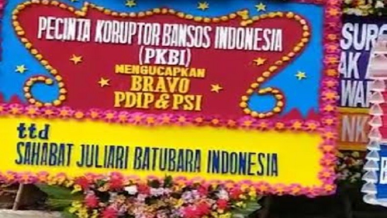 Juliari Bunga Bagdja Halaman Gedung DPRD DKI Jakarta di Jalan Kebon Sirih, Jakarta diwarnai karangan bunga, Jumat (3/9/2021). (Foto: Komaruddin Bagdja Arjawinangun).