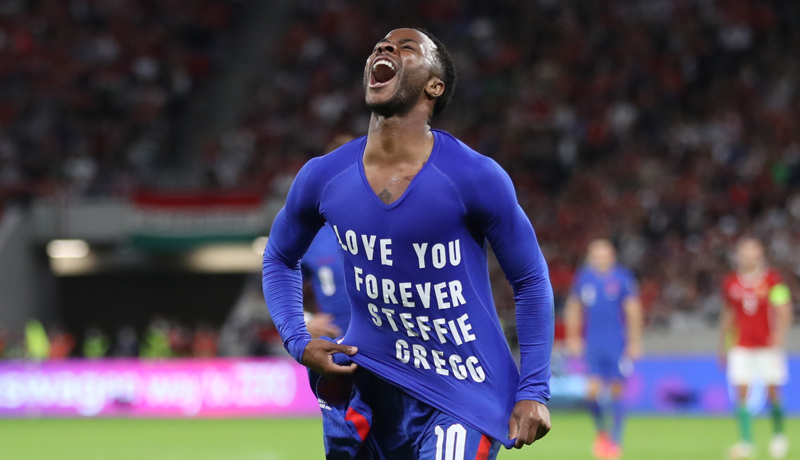 Striker Inggris Raheem Sterling merayakan gol ke gawang Hungaria pada Kualifikasi Piala Dunia 2022 Zona Eropa. Jumat (3/9/2021) dini hari WIB. (Foto: REUTERS/Carl Recine)