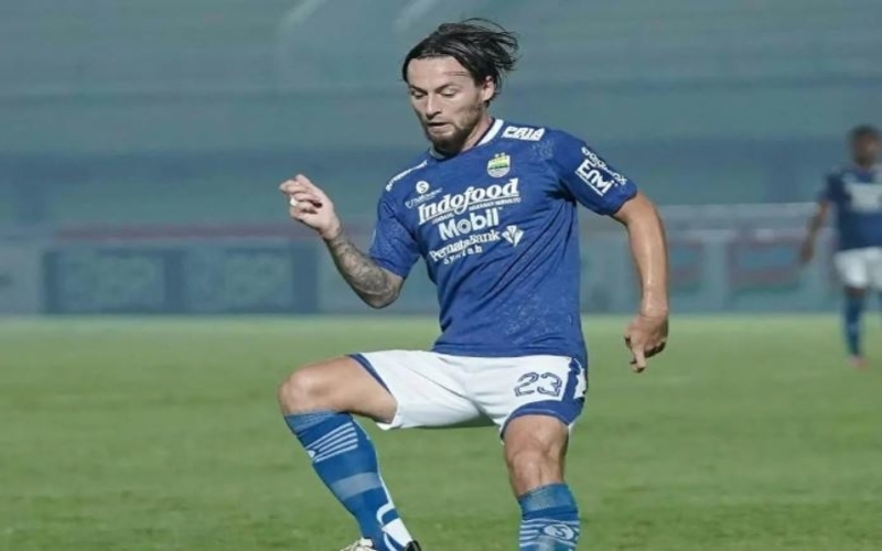 Pemain baru Persib Bandung, Marc Klok, mencetak gol ke gawang Barito Putera dalam laga Liga 1 di Stadion Indomilk Arena, Tangerang, pada Sabtu (4/9/2021). (Foto: Persib.co.id)