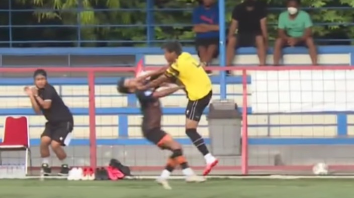 Laga uji coba antara AHHA PS Pati FC vs Persiraja Banda Aceh diwarnai kericuhan. Pemain AHHA FC (kuning) tertangkap kamera mengeluarkan tendangan kungfu. (foto: Screenshot video)