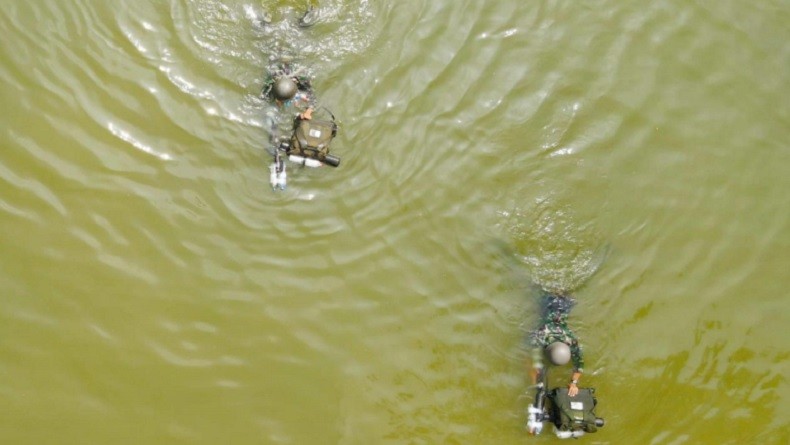 Marinir Berenang 2 Tnial Batalyon Zeni 2 Marinir (Yonzeni 2 Mar) melaksanakan uji coba renang daya apung dengan alat improvisasi beberapa botol air mineral di kolam Tank Kesatrian Soetedi Senaputra Karangpilang, Surabaya, Kamis (2/9/2021). (Foto: Dok. TNI AL).