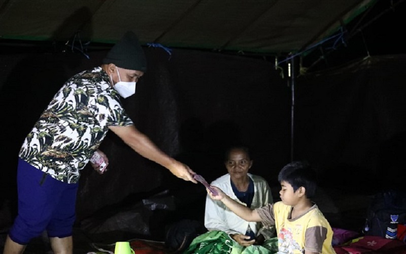 Gubernur Kalteng H. Sugianto Sabran saat memberikan bantuan untuk masyarakat di pengungsian banjir di Posko Kereng Pangi