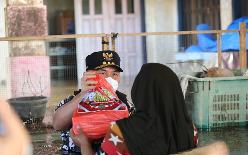 Korban banjir kalteng Gubernur Kalteng H. Sugianto Sabran saat mendistribusikan langsung bantuan untuk masyarakat terdampak banjir di Desa Kuala Kuayan