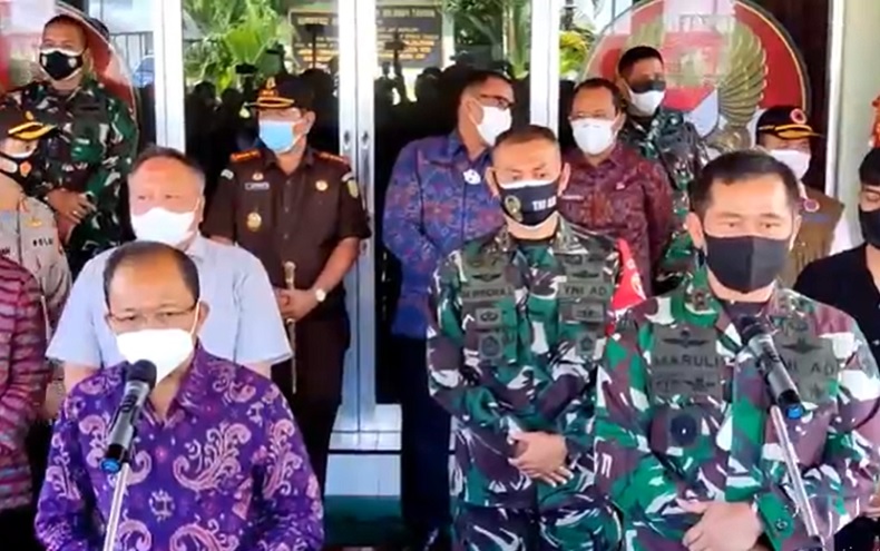 Koster Maruli Gubernur Wayan Koster dan Pangdam IX Udaya Mayjen Maruli Simanjuntak usai mediasi. (Foto: iNews/Pande Wismaya)