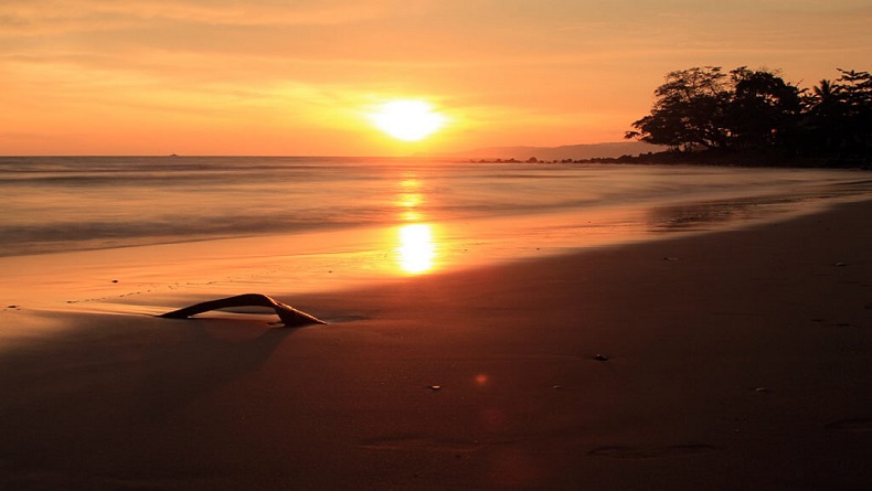 PANTAI PELABUHAN RATU Pantai Pelabuhan Ratu di Kabupaten Sukabumi. (Foto: Istimewa)