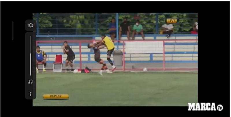 Pemain AHHA FC Syaiful Indra Cahya tertangkap kamera mengeluarkan tendangan kungfu. Insiden itu disorot media ternama Spanyol Marca (foto: Screenshot video)
