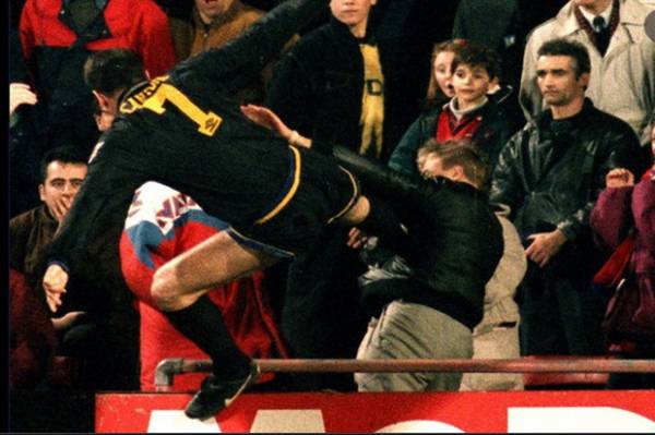 Tendangan kungfu paling legendaris terjadi di Liga Inggris. Pelaku adalah sang bintang Manchester United era 1990-an Eric Cantona. (foto: Istimewa))