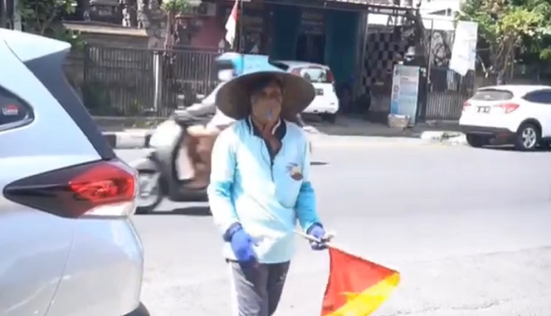 masker batok kelapa2 Nengah Budiasa viral dengan masker batok kelapa. (Foto: iNews/Indira Arri)
