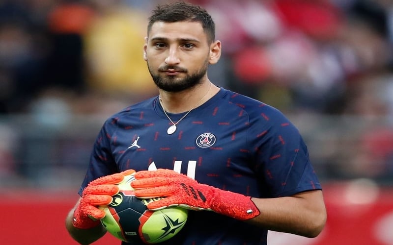 Kiper Paris Saint-Germainm, Gianluigi Donnarumma melakukan pemanasan sebelum laga kontra Reims dalam laga Liga Prancis 2021/2022 di Stadion Auguste-Delaune, Senin (30/8/2021). (Foto: REUTERS/Benoit Tessier)