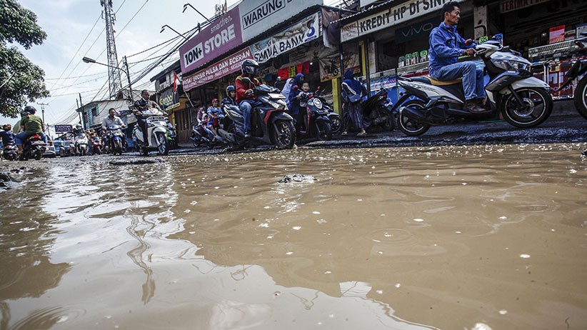 13 Ant Jalan Rusak 2 Kondisi Jalan raya Pabuaran-Bojonggede tepatnya di depan RS Citama, Pabuaran dipenuhi genangan air. (Foto: Antara)